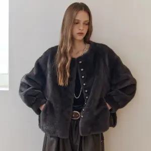 [MAXZA] 메탈릭 버튼 라운드넥 페이크 퍼 자켓