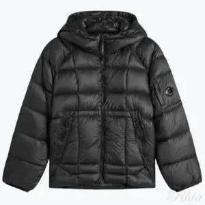 CP컴퍼니 25FW D 쉘 후드 푸퍼 자켓 RFCMOW702A 110416A 999 DD