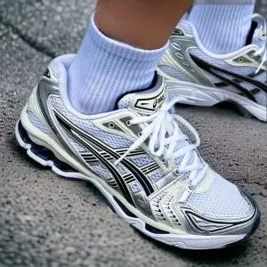 [아식스] 젤카야노 14 화이트 미드나잇 크림블랙 1202A056-109 젤카야노14 러닝화