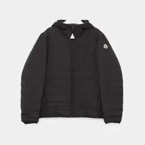 몽클레어 폴라오 패치로고 후드 경량 패딩 남성 자켓 1A00037 5396L 999 PULAO