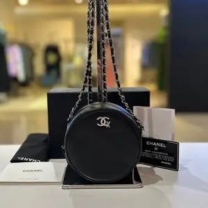 [대구백화점] [샤넬] CC로고 라운드 미니 크로스백 (28번대 AP0935)