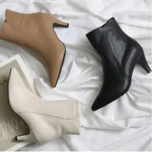클래식함과 섹시함 모두 갖춘 천연소가죽 half 부츠