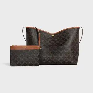 [셀린느] 소프트 쇼퍼 백 트리옹프 캔버스 카프스킨 탄 123912GXC-04LU