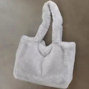 [다잇템] 여성 쁘띠 페이크 퍼 사랑스러운 스냅 단추 귀엽고 토트백