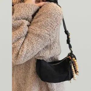 [다잇템] 여성 레더 2WAY 스트랩 열쇠고리 자수 나무 숄더백