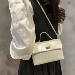 [다잇템] 여성 레더 금색 베이직 쁘띠 스퀘어 버클 숄더백