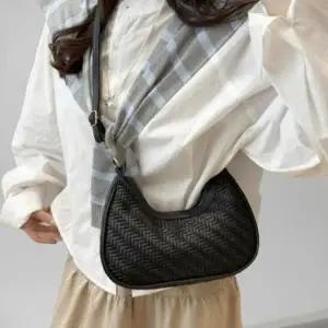 [다잇템] 여성 호보 엮인 스트랩 크로스 레더 패턴 미니백