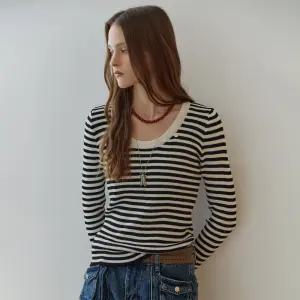 [MAXZA] 스트라이프 패턴 U넥 긴팔 니트