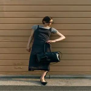 질스튜어트 핸드백 (JABA5E761BK) [젤리백] 블랙 글로시 가죽 숄더 겸 크로스백 L JABA5E761