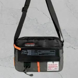 패션 크로스백 특이한 색 조합 독특한 남성 어깨끈조절 가능 부담없는 가방 다양한 색상 취향 선택 실용