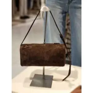 [갤러리아] ab.f.z 스웨이드 양가죽 바게트 숄더백 ACZ4QAB1J