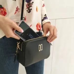 [갤러리아] DCWA5F069 닥스 블랙 골드로고 미니크로스백