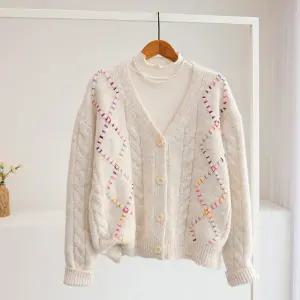 [잇수다] 콘리지 컬러 스티치 배색 꽈배기 루즈핏 브이넥 울 니트 가디건