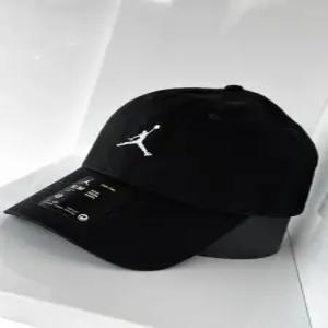 나이키 조던 클럽 언스트럭처 커브 빌 캡 HQ1963-010