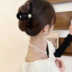 [콩심팥심]깔끔하고 고급스러운 원 진주장식 포인트 벨벳 집게핀