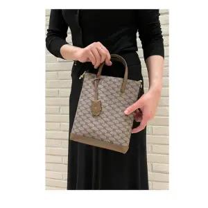 갤러리아 헤지스핸드백 카키 로고패턴 가죽 크로스백 HIBA3E730K2