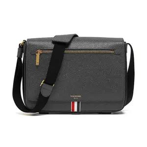 [톰브라운] 남성 페블 그레인 삼선탭 리포터 크로스백 가방(MAG143B 00198 025)