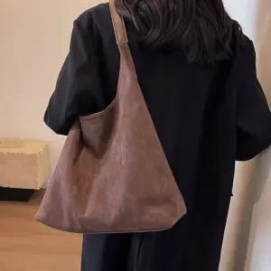 [디어백] 레트로 스웨이드 호보 숄더백 CH01247Y