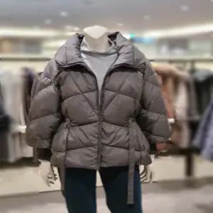 [트리아나] 소고 벌룬소매 허리스트링 리본장식 하이넥 구스패딩TI4FA22