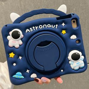 아이패드 프로2세대 10.5인치 러블리 우주인 거치대 스트랩 실리콘 태블릿 케이스