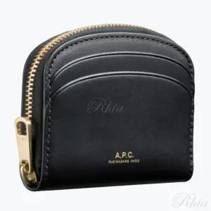 아페쎄 25SS 하프문 미니 컴팩트 지갑 PXAWV F63437 LZZ 월렛