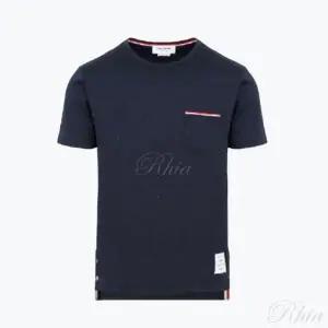 톰브라운 25 RWB 포켓 트리밍 미디움 웨이트 져지 코튼 반팔티 MJS010A 01454 415