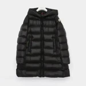 몽클레어 25FW 수옌 패치로고 후드 롱패딩 여성 자켓 1C00012 597YG 999 SUYENNE