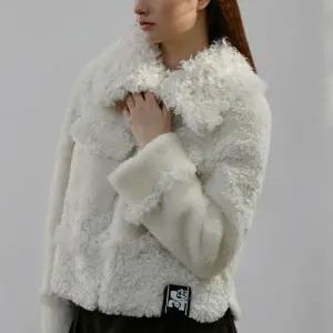 [롯데백화점]에고이스트 소재 믹스 루즈핏 페이크 퍼 무스탕 EQ4MZ060