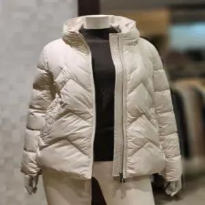 [벨라디터치] V3E4DN23 반후드넥 오리털 점퍼