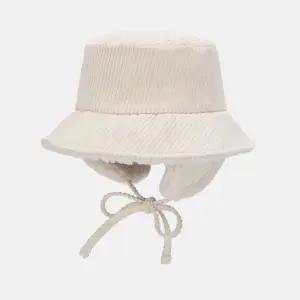 [롯데백화점]화이트샌즈 코듀로이 이어머프 버킷햇 먼스터(Munster)