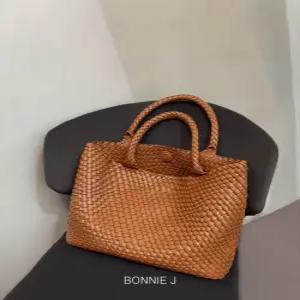 [보니제이]가죽스타일 꼬임 드래곤 숄더백 데일리 직장인 위빙백