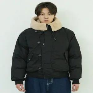 원더플레이스 (꼬모니노즈) 남녀공용 HOOD SHORT PADDING JUMPER(2COLOR)WN246TJPGZ05