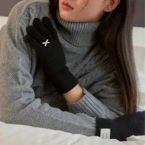 [질스튜어트](의정부점)[핑거홀] 블랙 화아트 리본 장식 포인트 핑거홀 터치 장갑 [JAGV4F810BK]