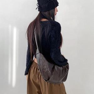 [기타]유광 페이크레더 반달백 지퍼 크로스백 여자가방