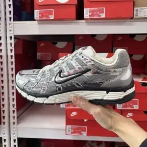 [나이키]국내매장 나이키 발편한 운동화 P-6000 메탈릭 실버