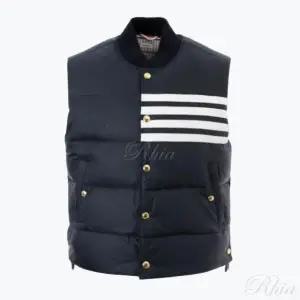 톰브라운 4바 스트라이프 매트 피니시 패딩 베스트 MVD017X 05411 415
