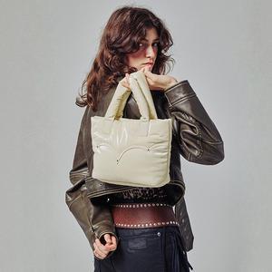 오야니 웨스턴 패딩 스퀘어 토트 OBFBTT60_149