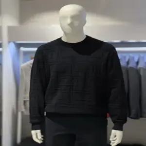 [트루젠][트루젠] 트루젠 블랙 자카드패턴 모크넥 기본핏 니트티셔츠 2444SP240450 (P003678740)