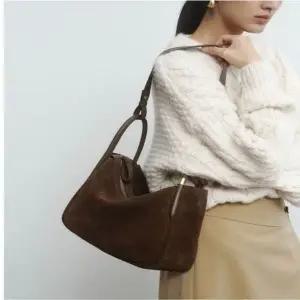 [NS홈쇼핑][헤지스ACC] HIBA5F193W3 스웨이드 다크 브라운 레더 숄더백 L[35523015]