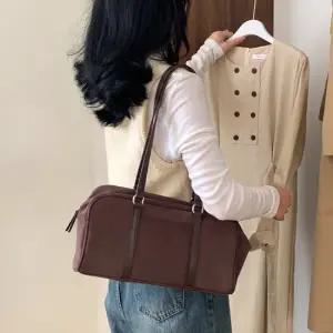 [디어백] 레트로 스웨이드 스퀘어 바게트 숄더백 CH22964T