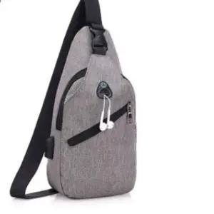 [펀아이템]키밍 지퍼 크로스백 USB 슬링백 캐주얼 여행용 힙색 남여 책가방 초경량