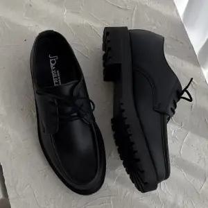 [쥬비샵]4cm 모카스티치 러그솔 더비