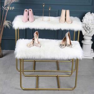 매장 인테리어 선반 인조 털매트 제품 흰색 털장식 봉마켓 털덮개 옷가게 화이트