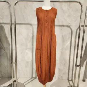 갤러리아 요이츠 라운드 단추 누빔 퀼팅 민소매 원피스 YH10POP01