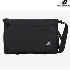 뉴발란스 NBGCDSS204-BK 심플 스퀘어 메신져 크로스백 슬링백 힙색