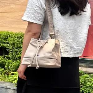 헤지스 액세서리 25FW [생활방수][인기급상승] 아이코닉 베이지 라인배색 나일론 버킷백 HJBA5FE35I2