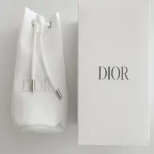 디올뷰티화이트자수파우치