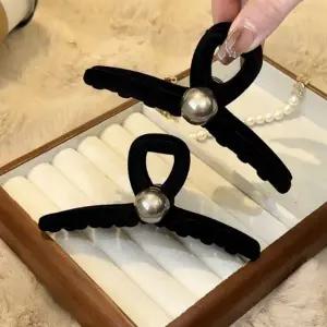 [콩심팥심]여자 블랙 시크한 겨울 벨벳 하프 진주 집게핀 헤어핀