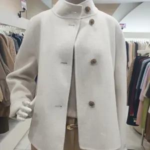 [더아이잗]캐시미어 버튼 하이넥 핸드메이드 재킷