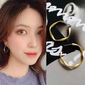 [하프클럽/]여자 매트 골드 웨이브 라운드 골드 링 귀걸이
